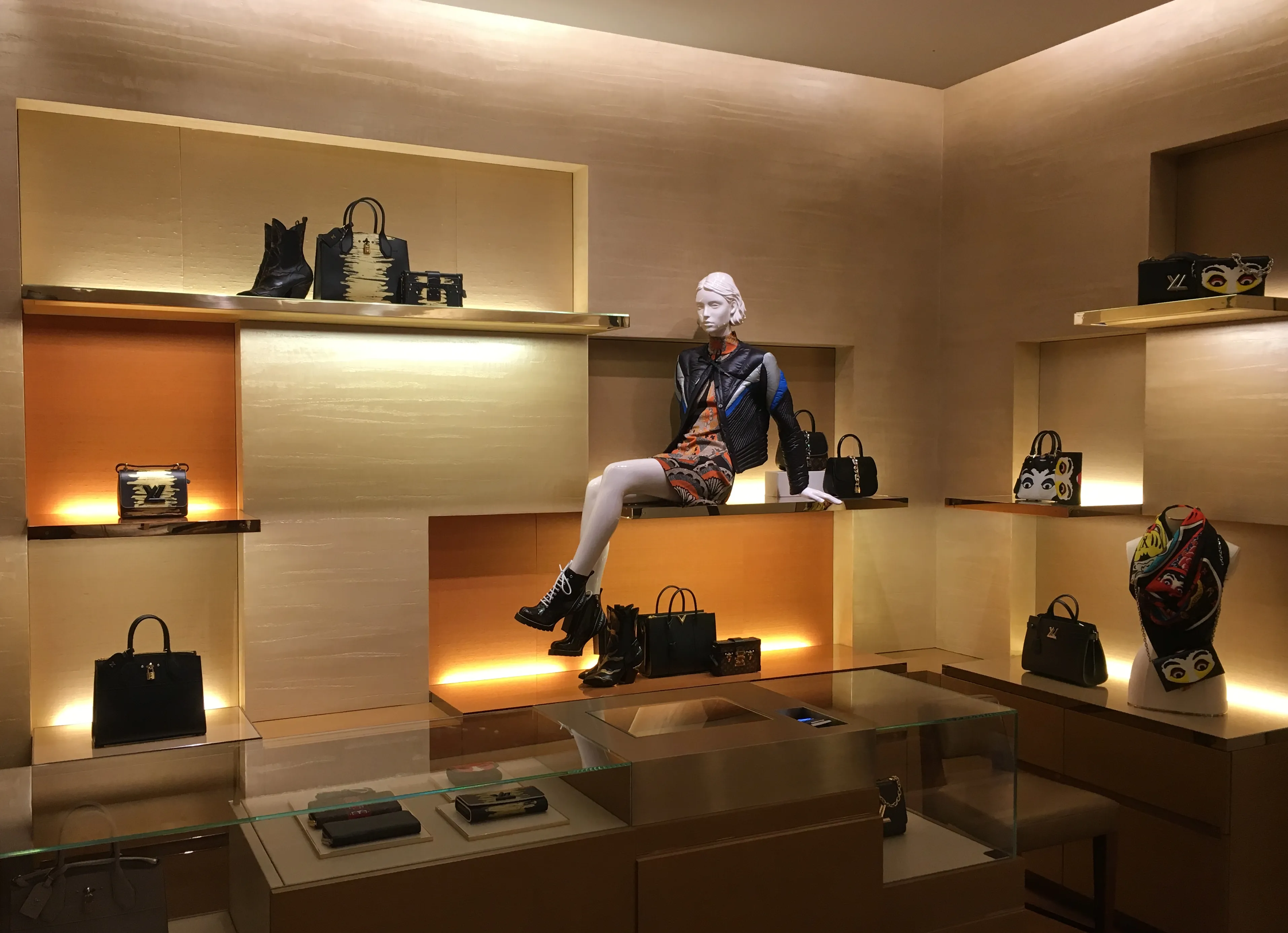 Exklusiver Showroom — Handgefertigte Wandgestaltung