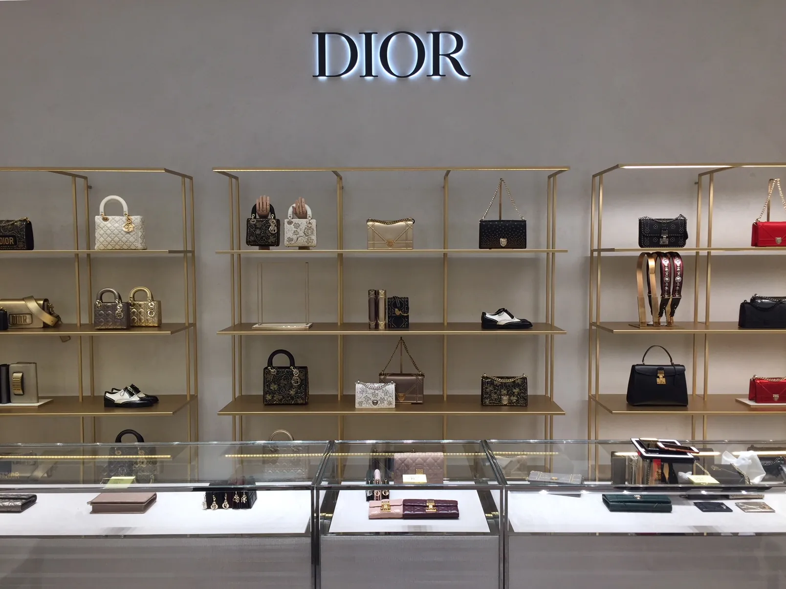 Luxus-Ladenraum — Exklusive Oberflächengestaltung