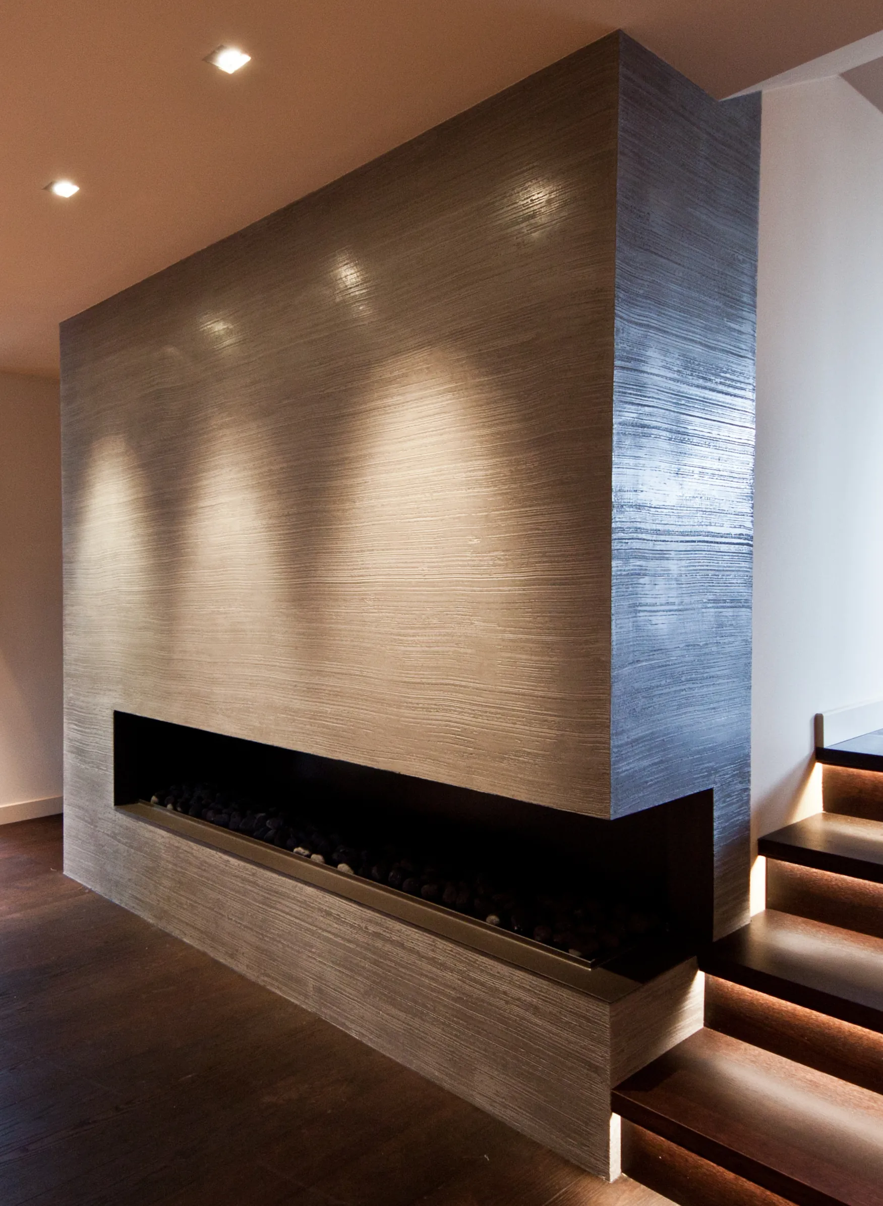 Exklusive Wandoberfläche mit Kamin