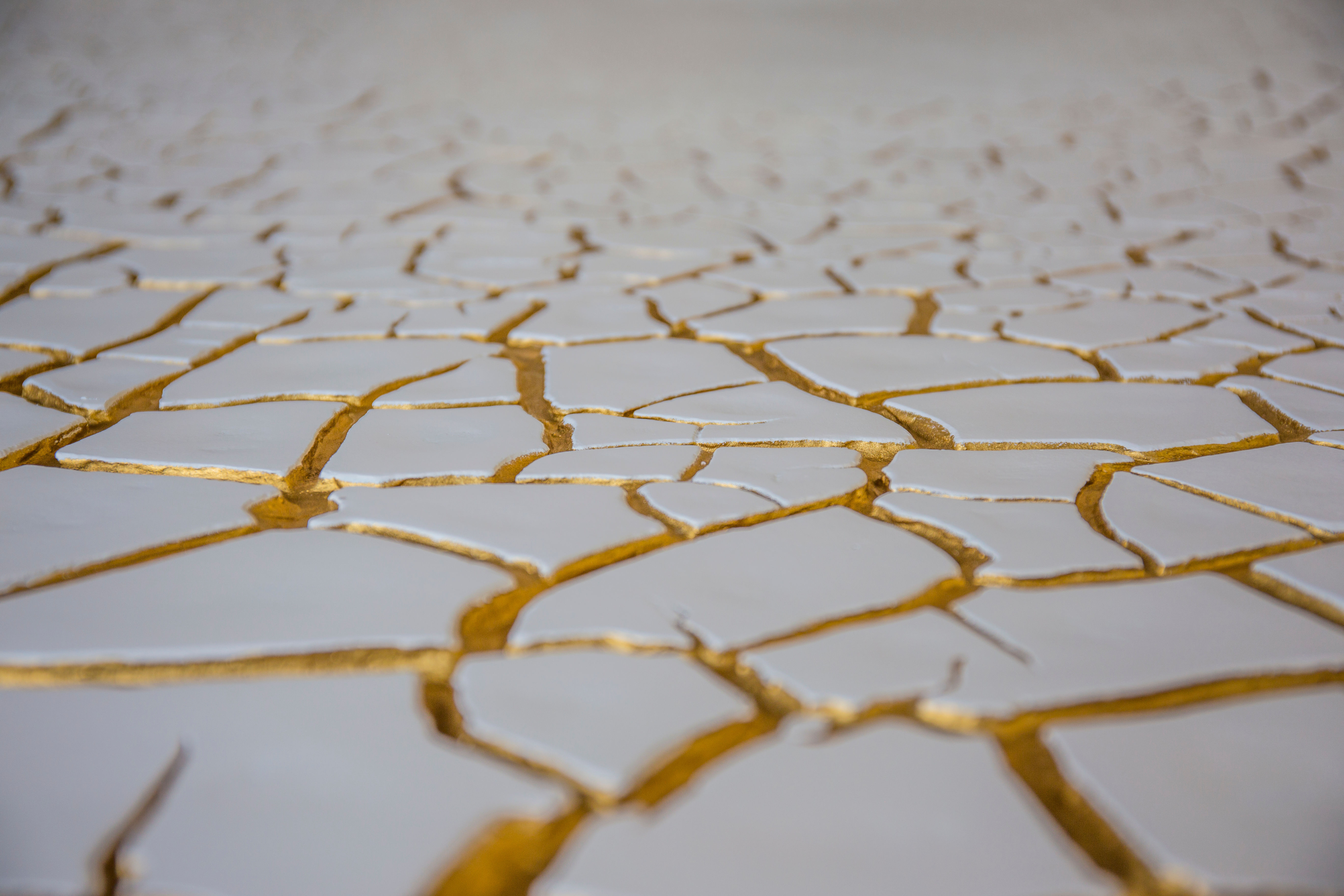 Exklusive Oberfläche in Weiß und Gold — handgefertigt von BARTEKS
