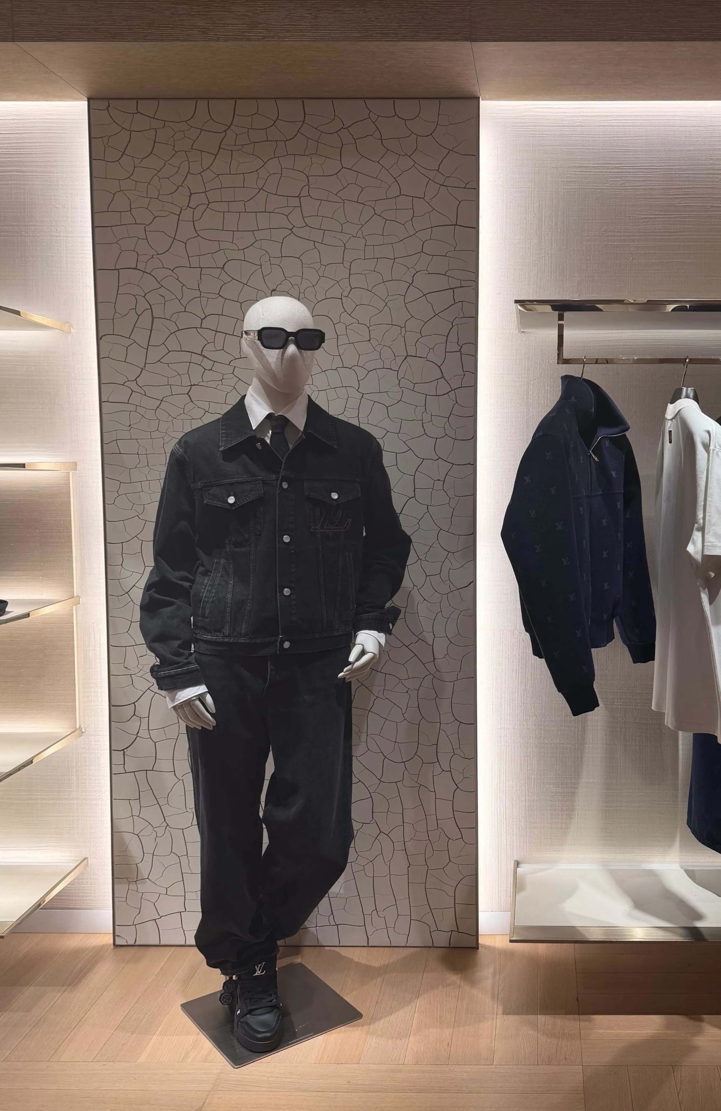 Flagship Store Kuala Lumpur — Craquelé Wandgestaltung