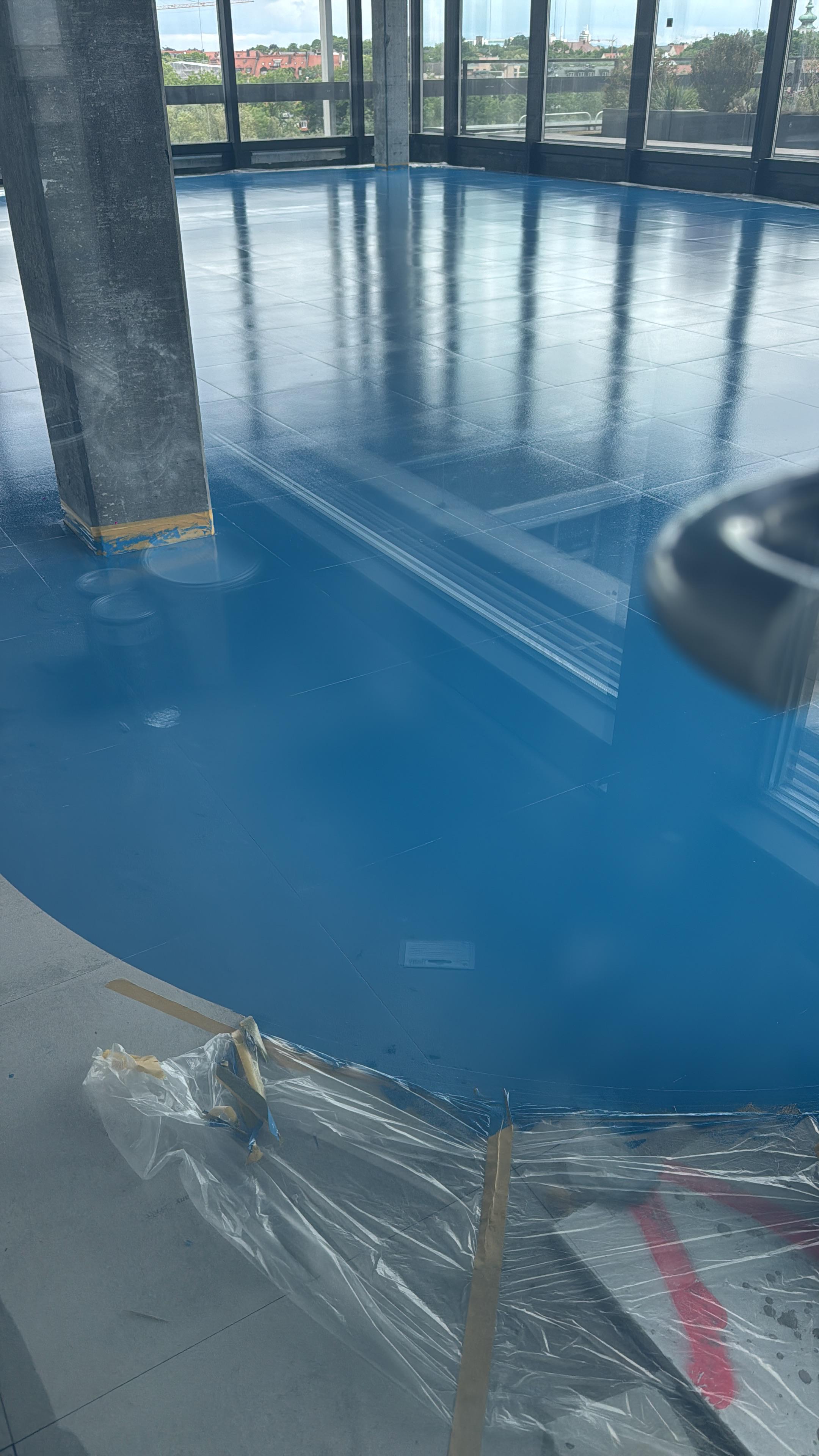 Blauer Epoxidboden Tucherpark München Panoramafenster